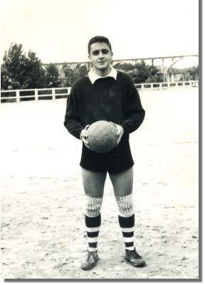 En la  fotograf�a  estoy de portero. Ano 1961. Campo de los Salesianos. Jugu� en el equipo titular del Colegio desde 1959 hasta 1963.�� Tiempos aquellos...!!. Nota : en los 7 a�os que estuve en el colegio hubo antes otros porteros : Murias, Sen�n y Chantada, sensacionales. Yo fui el siguiente a Chantada.En aquellos a�os, a nivel escolar no teniamos rival en Ourense.