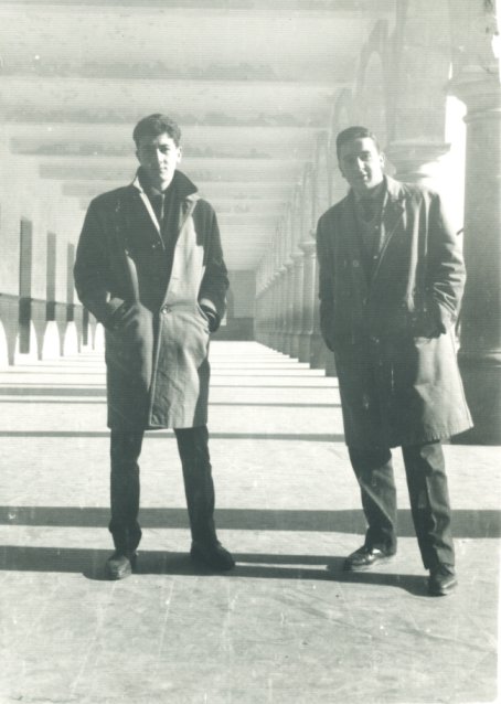 En la foto de 1963 Chelis y Chicho en el Claustro de los Salesianos de Orense.