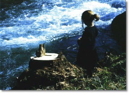 Postais de Galizia. Revista Tempos Novos. Abril do 2001. Nena no r�o Umia.