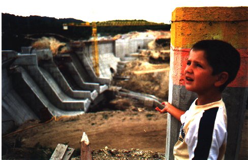 O encoro do Umia. O azud da presa. � Que � esta barbaridade?.