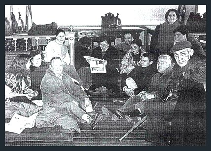 Membros da coordinadora pechados no consistorio de Caldas de Reis. ( Foto de Sangiao O Correo Galego)