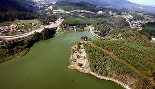 Encoro de Caldas (baxe), desta auga beben 10.000 galegos...A Xunta tranquila...
