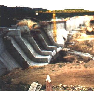 Aspecto actual de la construcci�n del embalse.