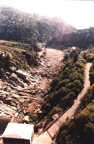 Caudal ecol�xico no r�o Xallas-Galicia. R�ense de nos.