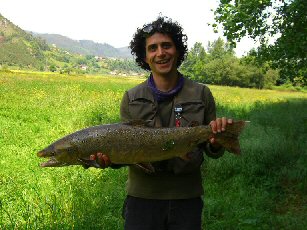 Hilario Le�n, outro bon amigo co seu primeiro salm�n. Que lle pregunten o que sintiu?