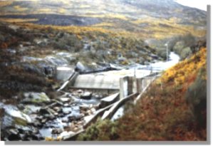 Minicentral de PuenteLinares. Incre�ble que se dejara hacer este edefesio.