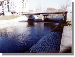 R�o Limia en Xinzo. Para min moi mal feito o entorno do r�o. Parece o Barba�a.