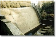 Azud de la minicentral del Deva. Ver caudal ecol�gico. ( de co�a. Enero 1999).  Las escalas son de co�a.