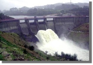 Embalse del r�o Umia. Producci�n el�ctrica pura y llanamente enmascarada.