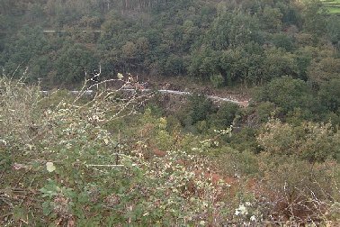 La minicentral est� bastante avanzada. Ver canal de conduci�n del agua.