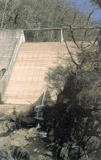 Non se poden permitir estos aldraxes o r�o. Non hai direito.