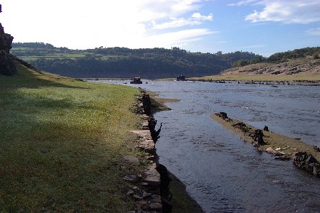 Parte de abaixo do río Miño en Portomarin. O río estaba cheo de caneiros.