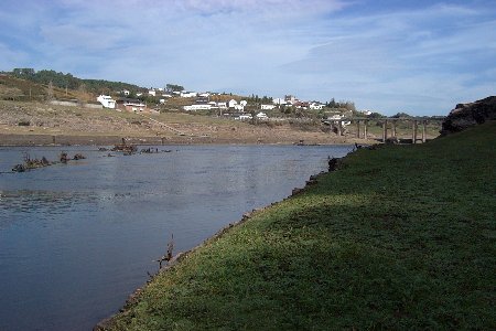 Río Miño. Portomarín. No alto o novo pobo coa iglesia de Xan Xoan do siglo xII.