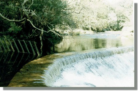 Fotograf�a de Rosa Lia del Diario El Mundo. Minicentral da Peneda na Arnoia baixa.